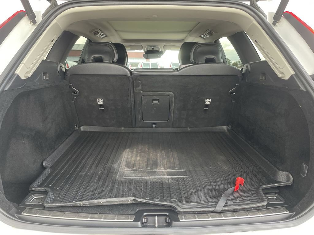 Used 2021 Volvo XC60 T5 Momentum w/ Premium Package image 26