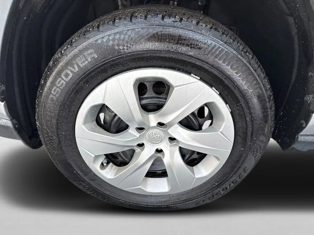 Used 2022 Toyota RAV4 LE FWD image 10