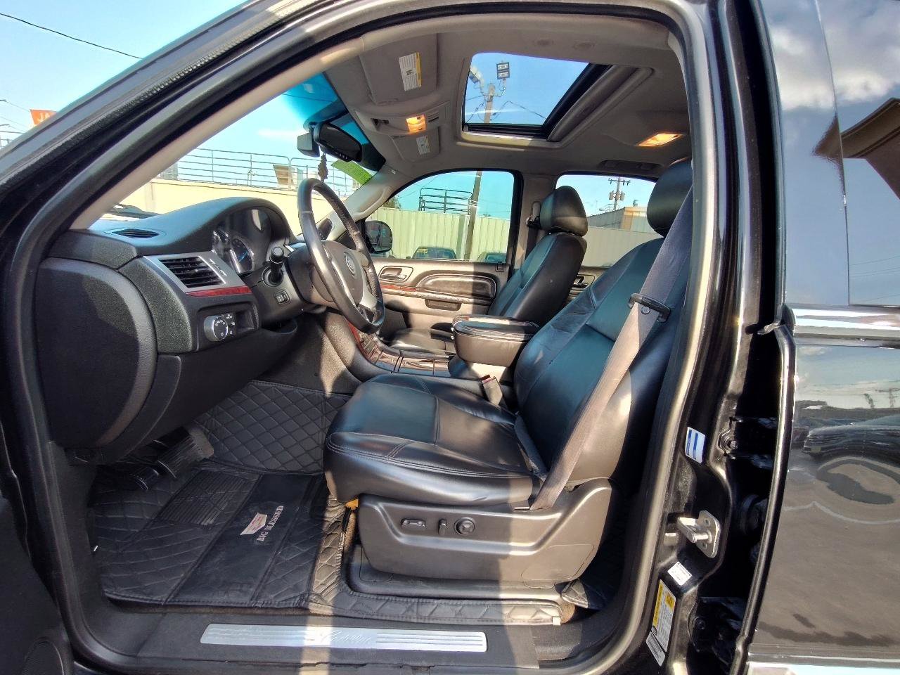 Used 2012 Cadillac Escalade Luxury RWD image 14