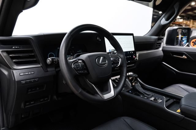 Used 2025 Lexus GX 550 AWD/4WD image 10