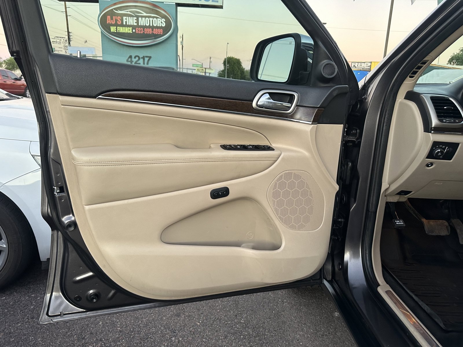Used 2015 Jeep Grand Cherokee Limited AWD/4WD image 6