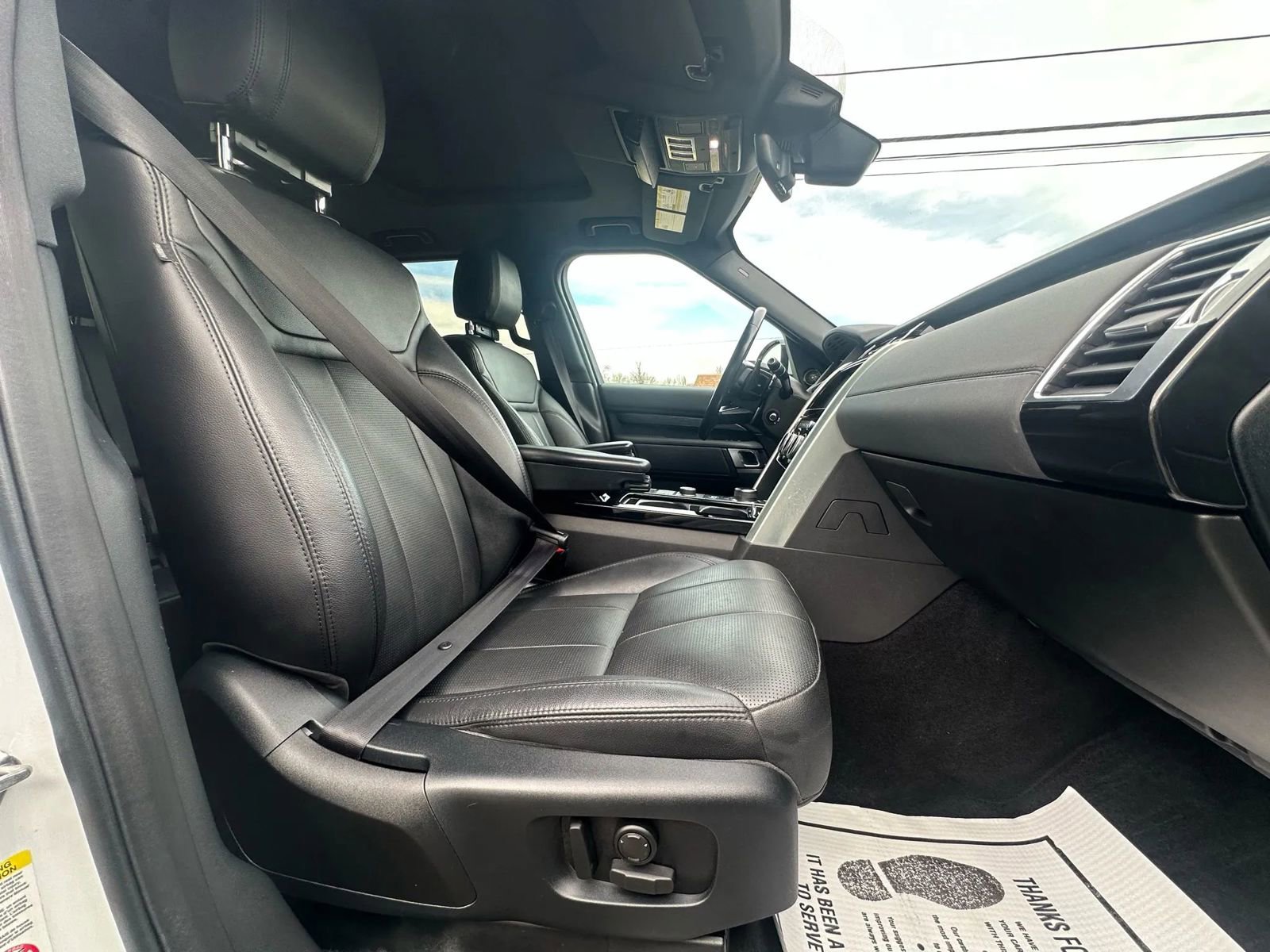 Used 2018 Land Rover Discovery HSE image 16