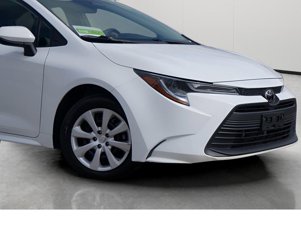 Used 2025 Toyota Corolla LE image 3