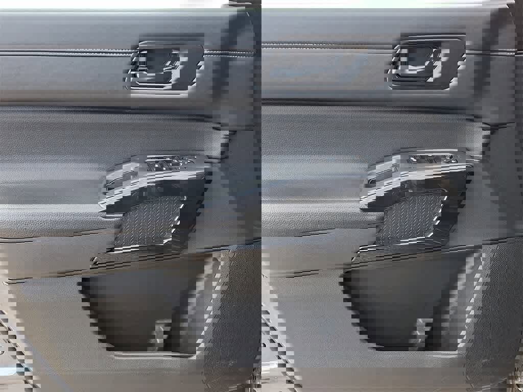 Used 2025 Nissan Pathfinder SV image 13