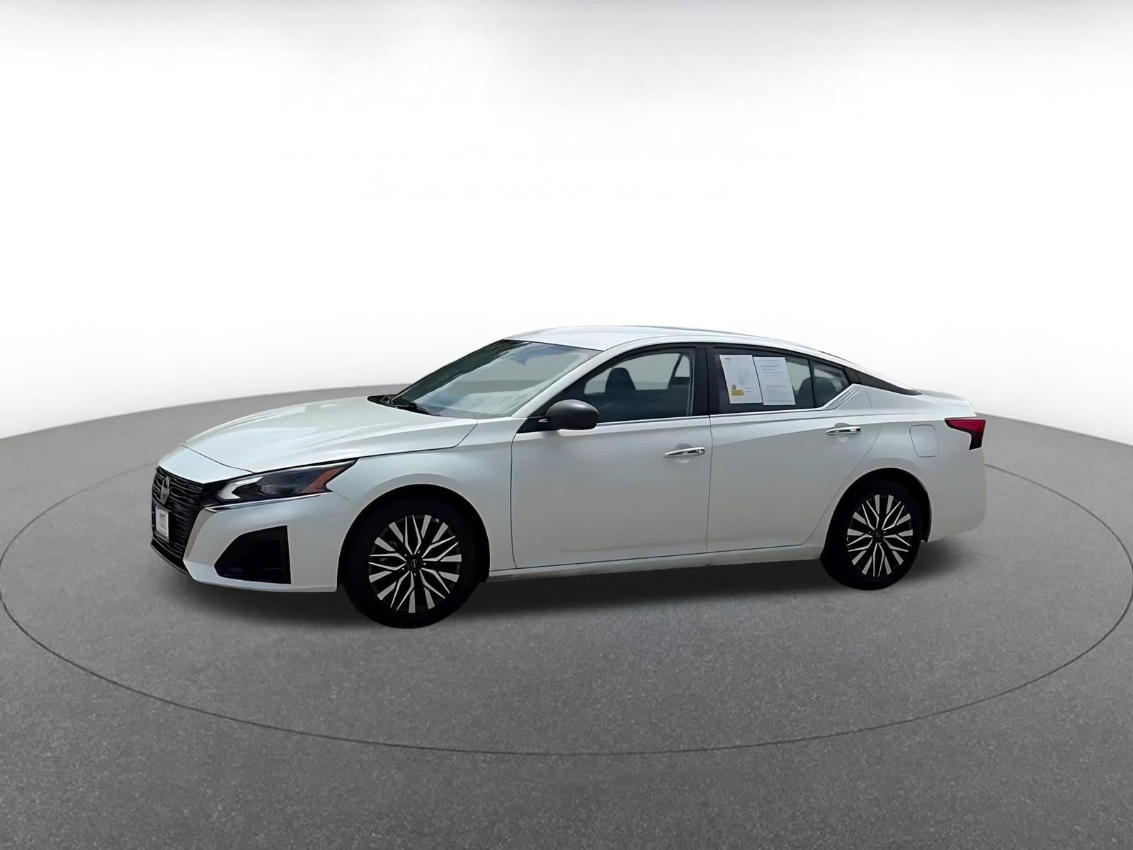 Used 2025 Nissan Altima 2.5 SV FWD image 9