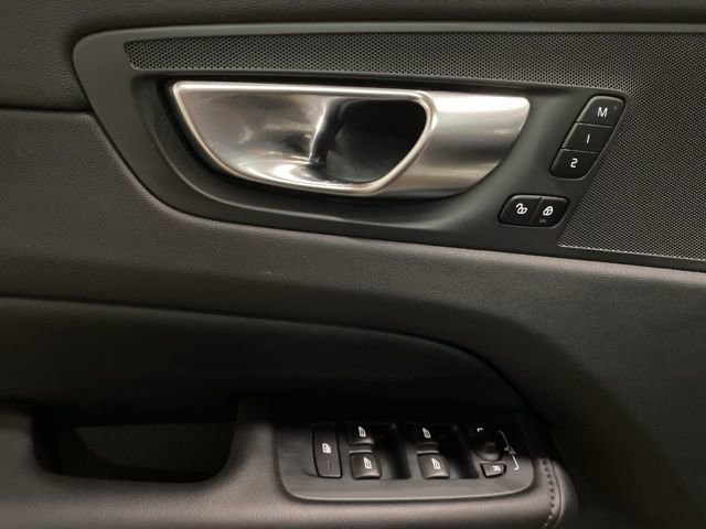 Used 2025 Volvo XC60 B5 Core image 33