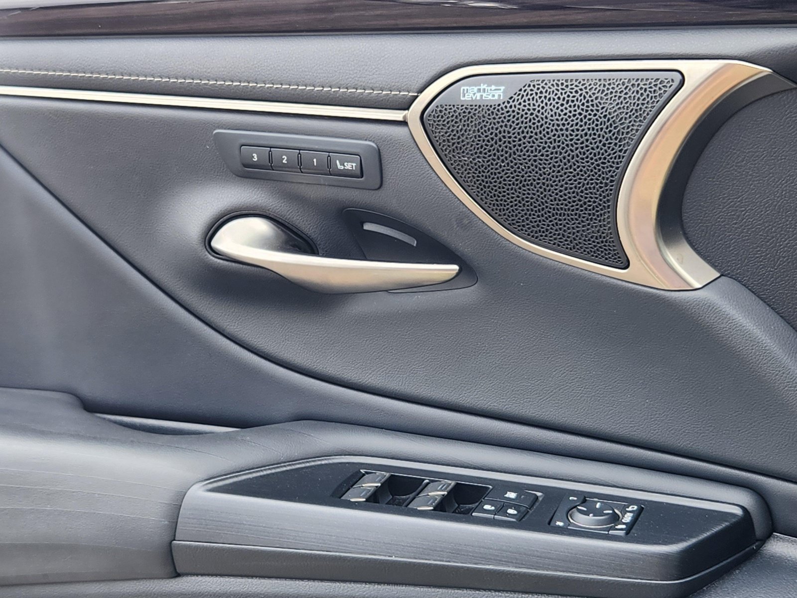 Certified 2021 Lexus ES 300h w/ Luxury Package FWD image 17