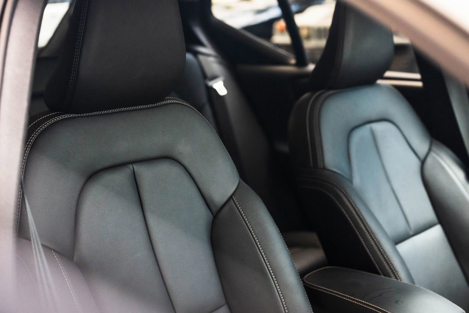 Used 2025 Volvo XC40 B5 Plus w/ Protection Package Premier image 41