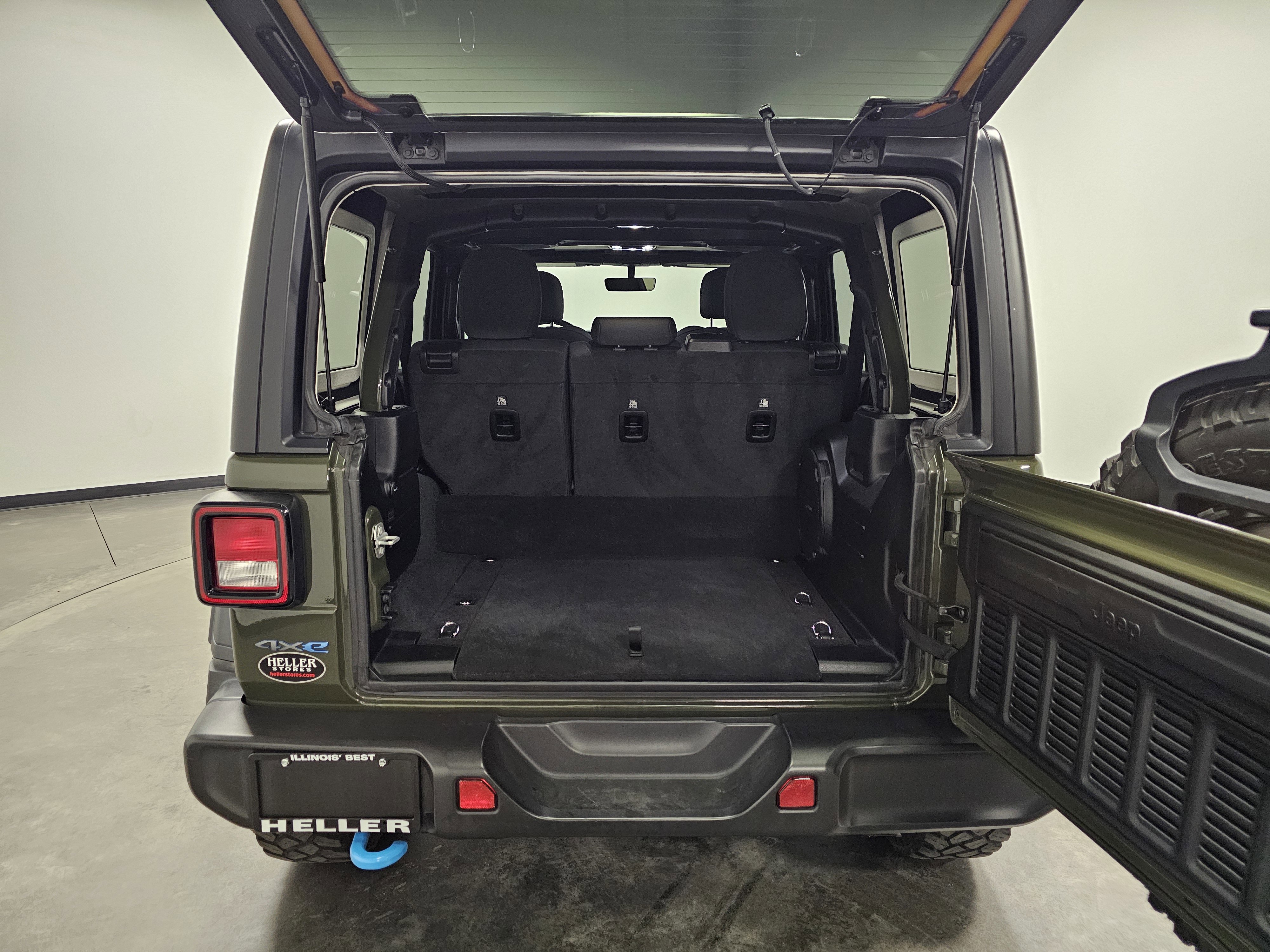 Used 2023 Jeep Wrangler Unlimited w/ 8.4" Radio Group AWD/4WD image 12