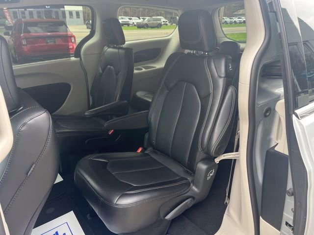 Used 2024 Chrysler Pacifica Touring-L image 40