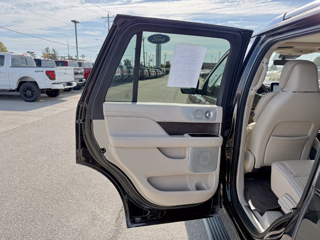 Used 2019 Lincoln Navigator Reserve AWD/4WD image 15