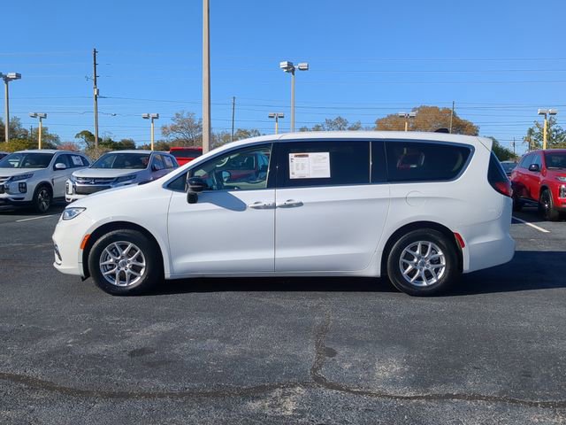 Used 2024 Chrysler Pacifica Touring-L image 9