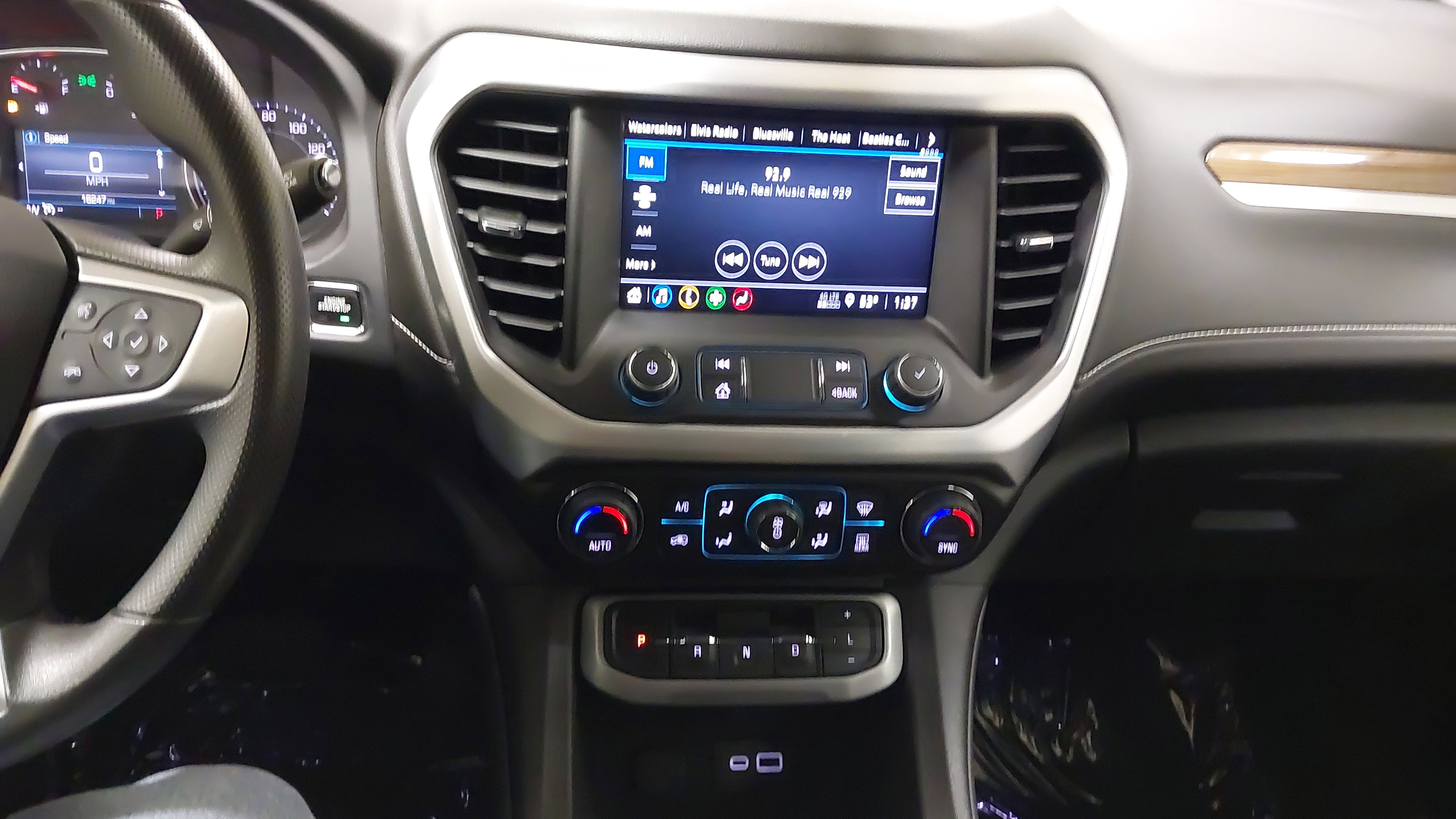 Used 2023 GMC Acadia SLE w/ Driver Convenience Package image 20