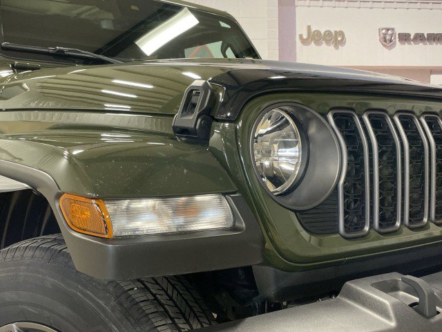 Used 2024 Jeep Gladiator Sport image 10