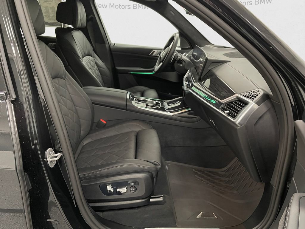 Certified 2025 BMW X7 xDrive40i w/ M Sport Package AWD/4WD image 13