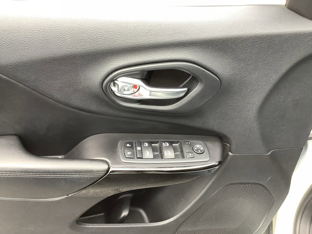 Used 2020 Jeep Cherokee Latitude Plus w/ Cold Weather Group AWD/4WD image 13