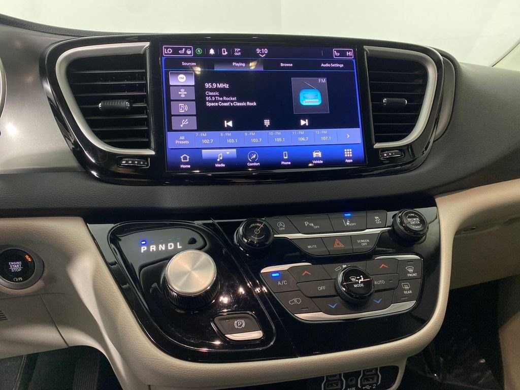 Used 2023 Chrysler Pacifica Touring-L image 19