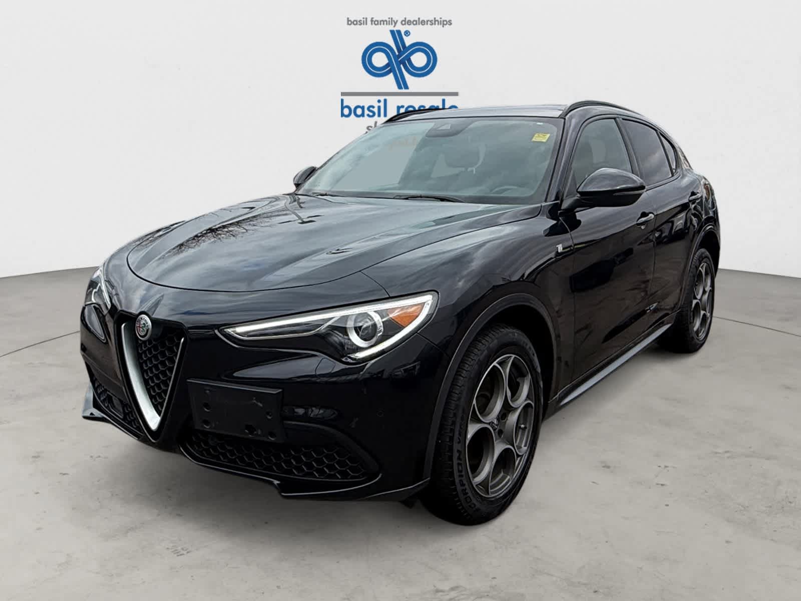 Used 2023 Alfa Romeo Stelvio Ti AWD/4WD image 2