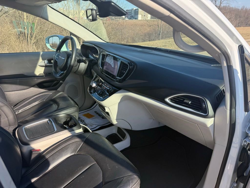 Used 2022 Chrysler Pacifica Touring-L image 22
