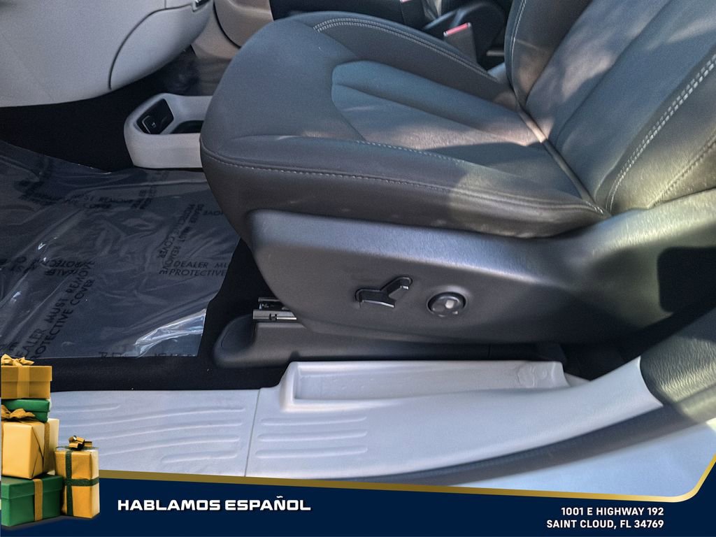 Used 2022 Chrysler Voyager LX image 16