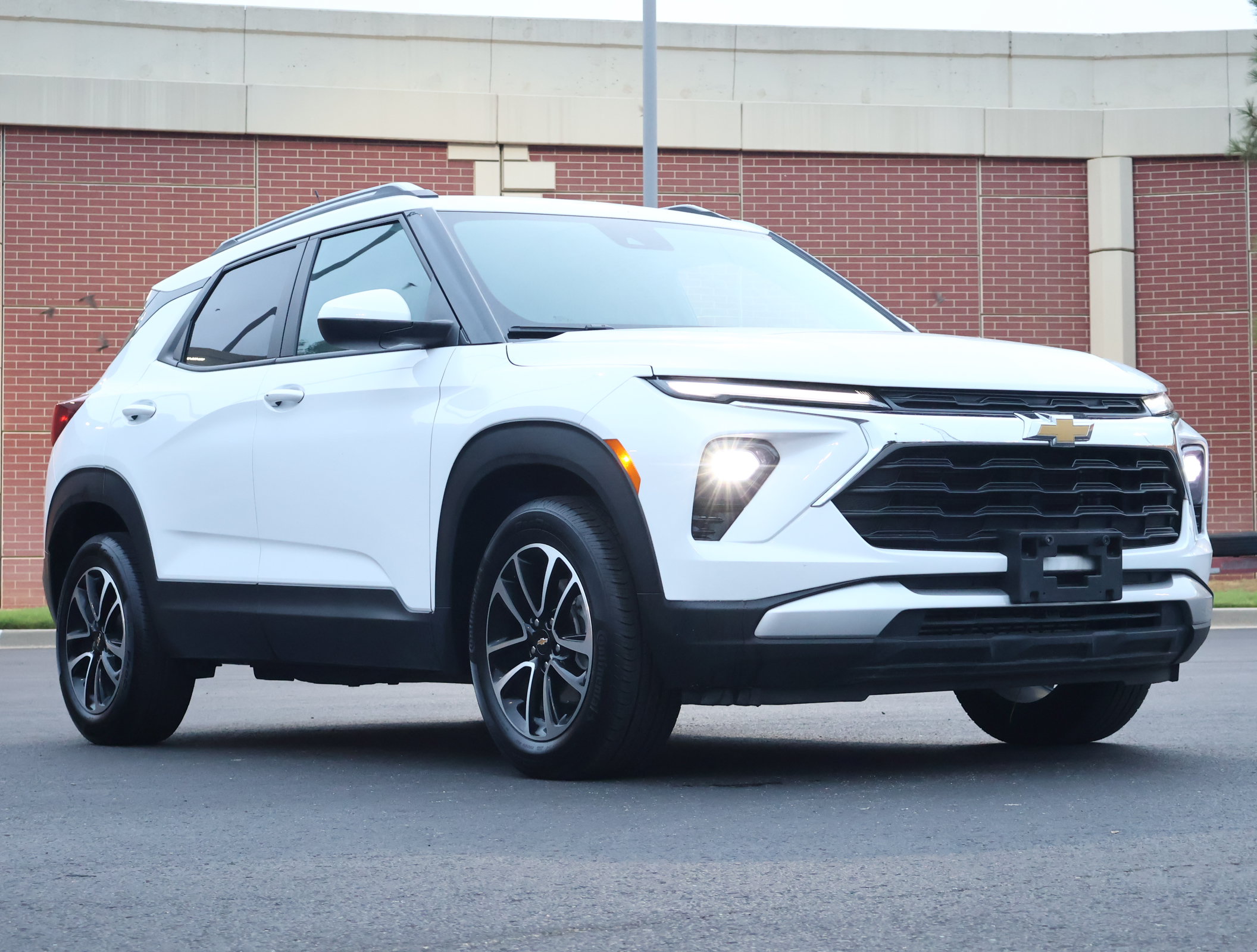 Used 2025 Chevrolet TrailBlazer LT FWD image 1