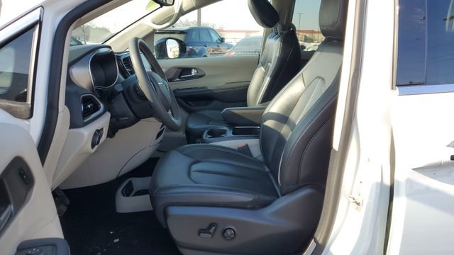 Certified 2024 Chrysler Pacifica Touring-L image 5