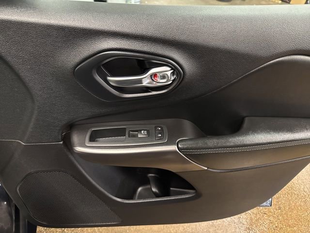 Used 2020 Jeep Cherokee Limited image 25