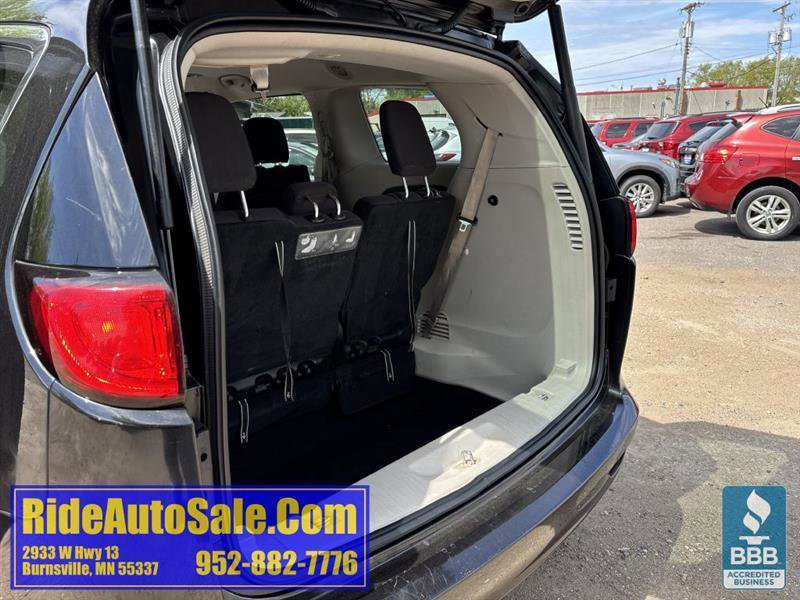 Used 2017 Chrysler Pacifica Touring w/ Tire & Wheel Group FWD image 36