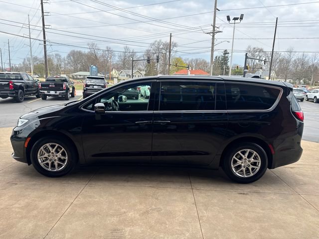 Used 2025 Chrysler Pacifica Select image 6