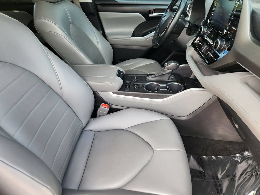 Used 2022 Toyota Highlander XLE AWD/4WD image 5