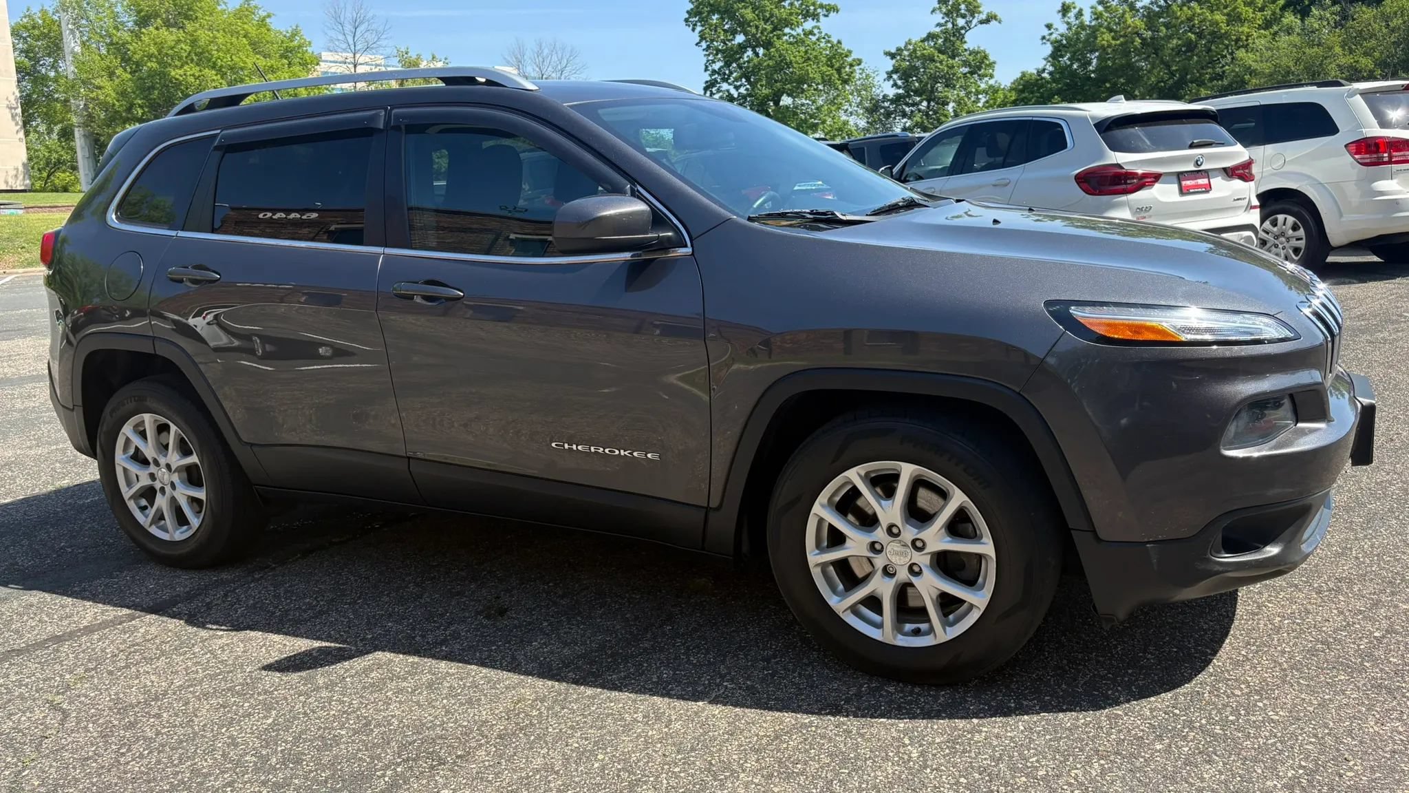 Used 2017 Jeep Cherokee Latitude w/ Cold Weather Group AWD/4WD image 12