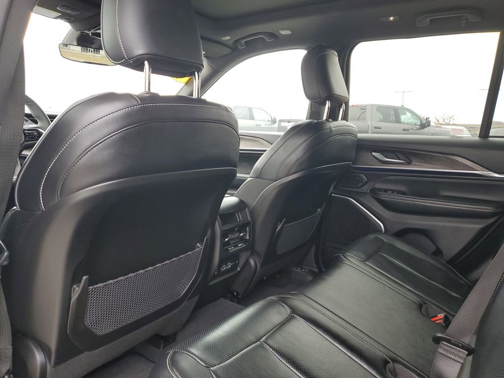 Used 2023 Jeep Grand Cherokee Overland image 12