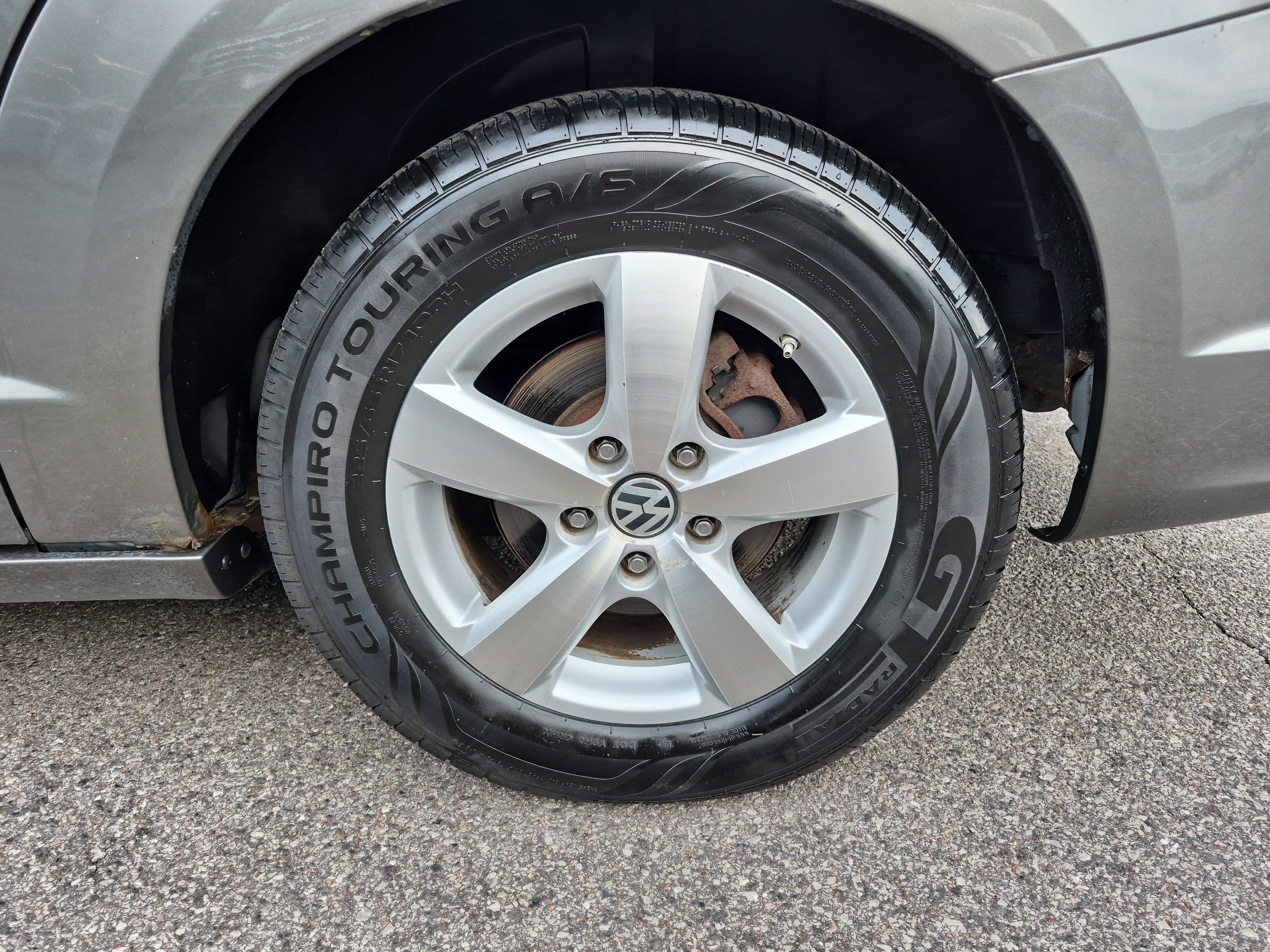 Used 2010 Volkswagen Routan SE FWD image 7