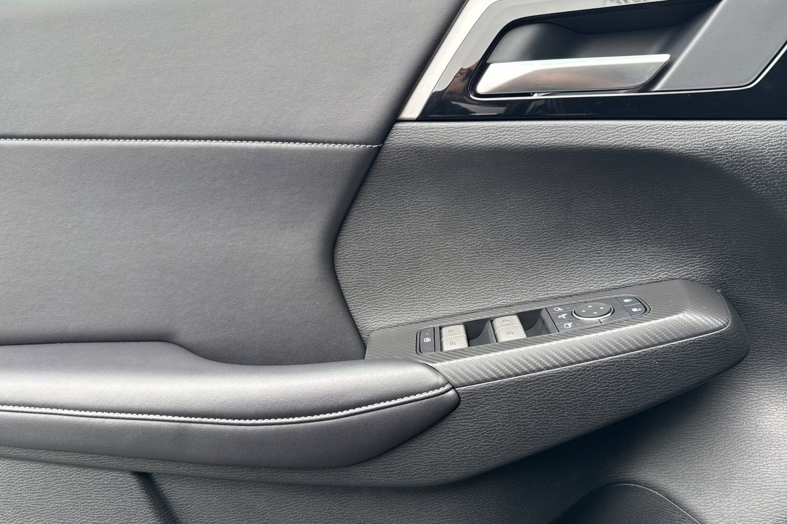 New 2025 Mitsubishi Outlander SE image 10