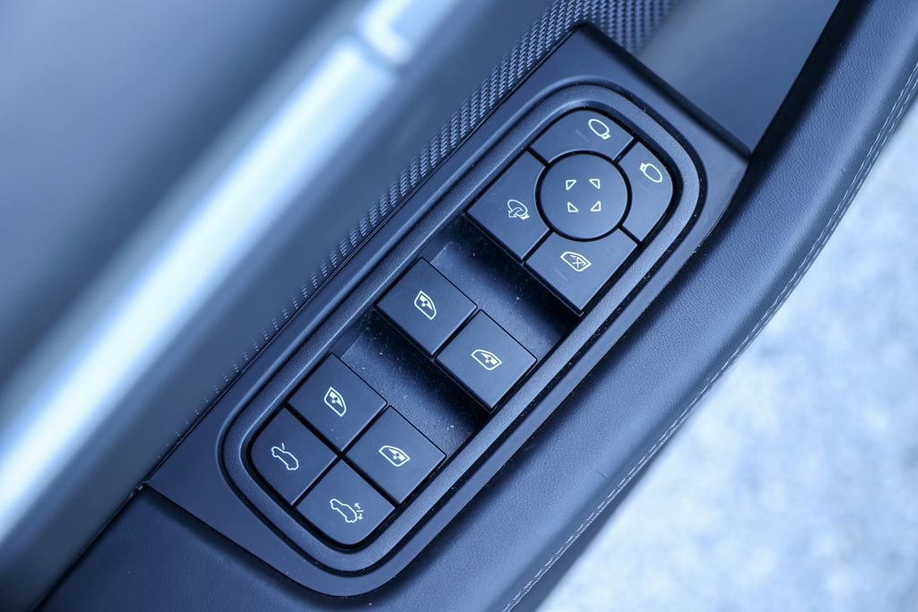 Certified 2025 Porsche Macan 4 Electric image 25