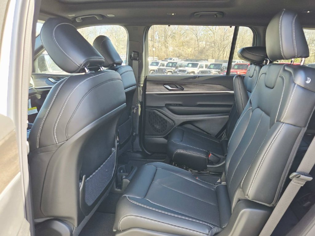 New 2025 Jeep Grand Cherokee L Limited w/ Luxury Tech Group II AWD/4WD image 15