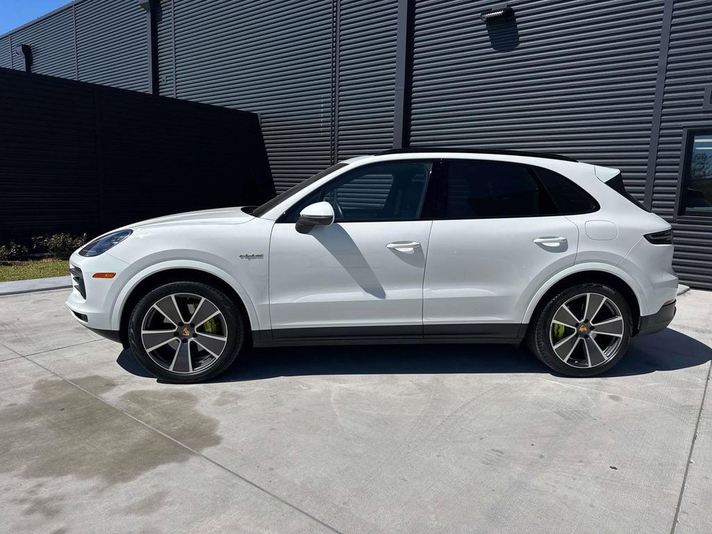 Certified 2023 Porsche Cayenne Platinum Edition image 2