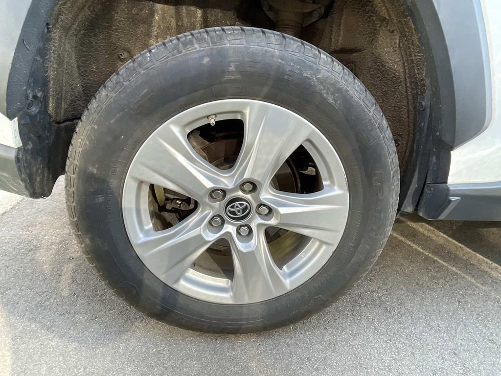 Used 2019 Toyota RAV4 XLE w/ Convenience Package image 5