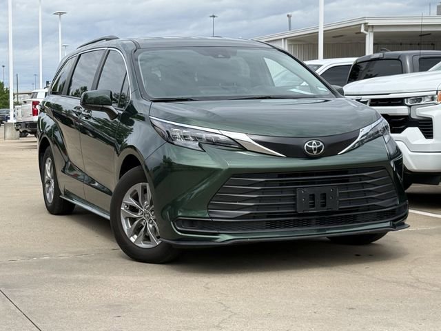 Used 2026 Toyota Sienna LE FWD image 2
