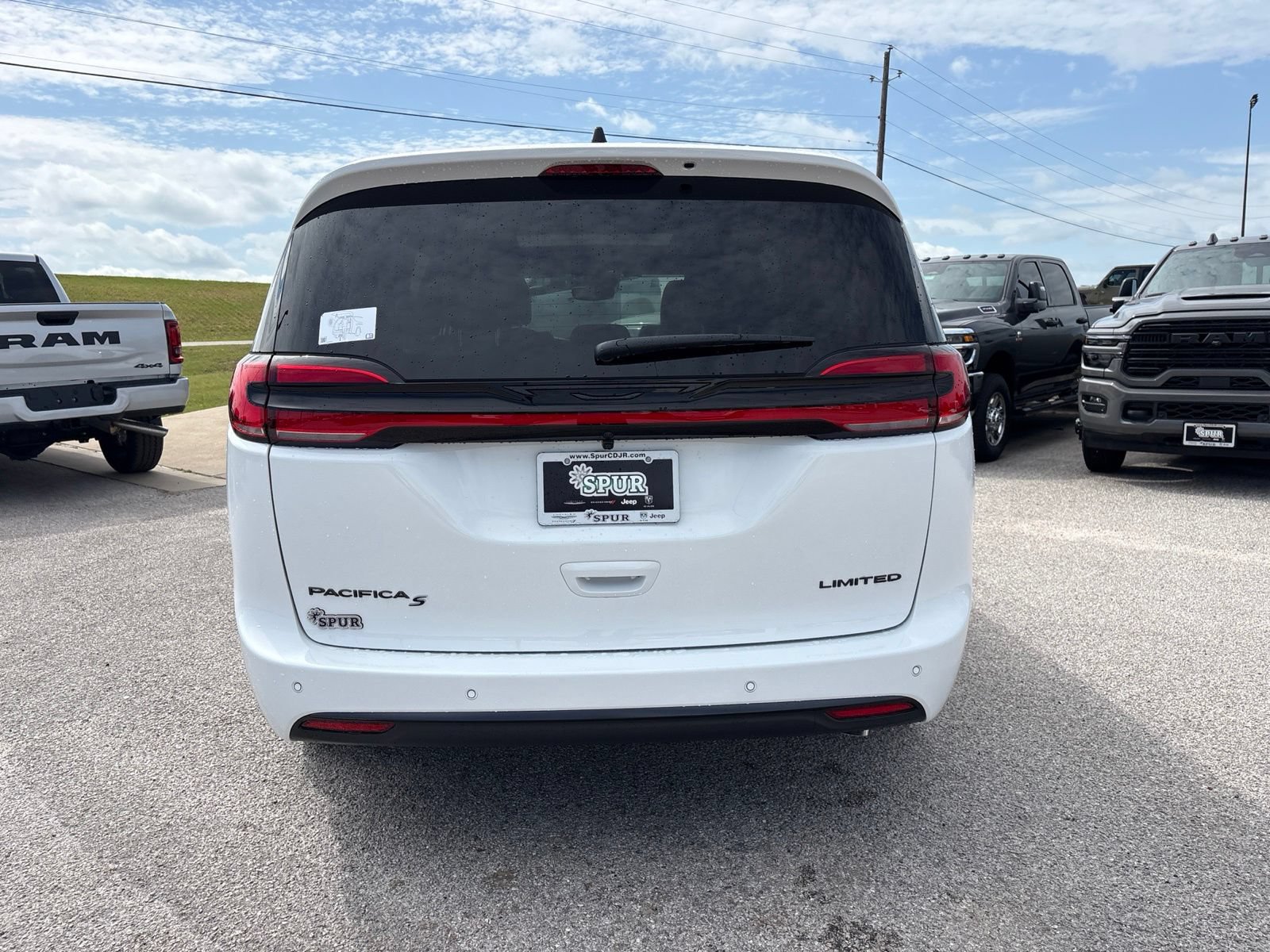 New 2027 Chrysler Pacifica Limited FWD image 5