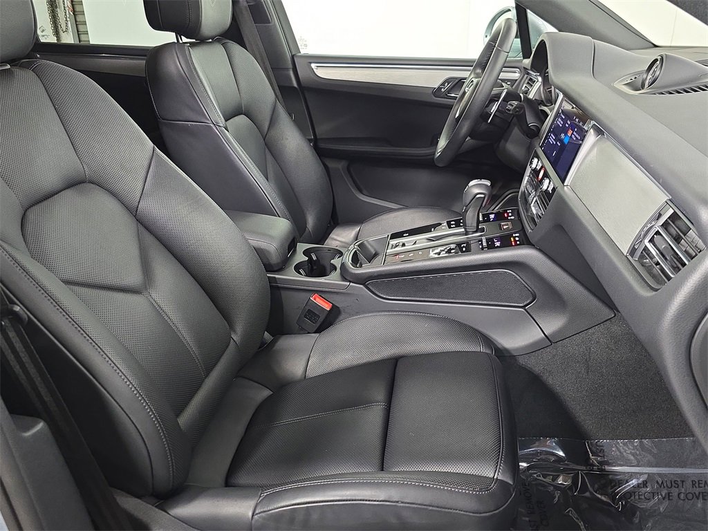 Certified 2025 Porsche Macan image 27