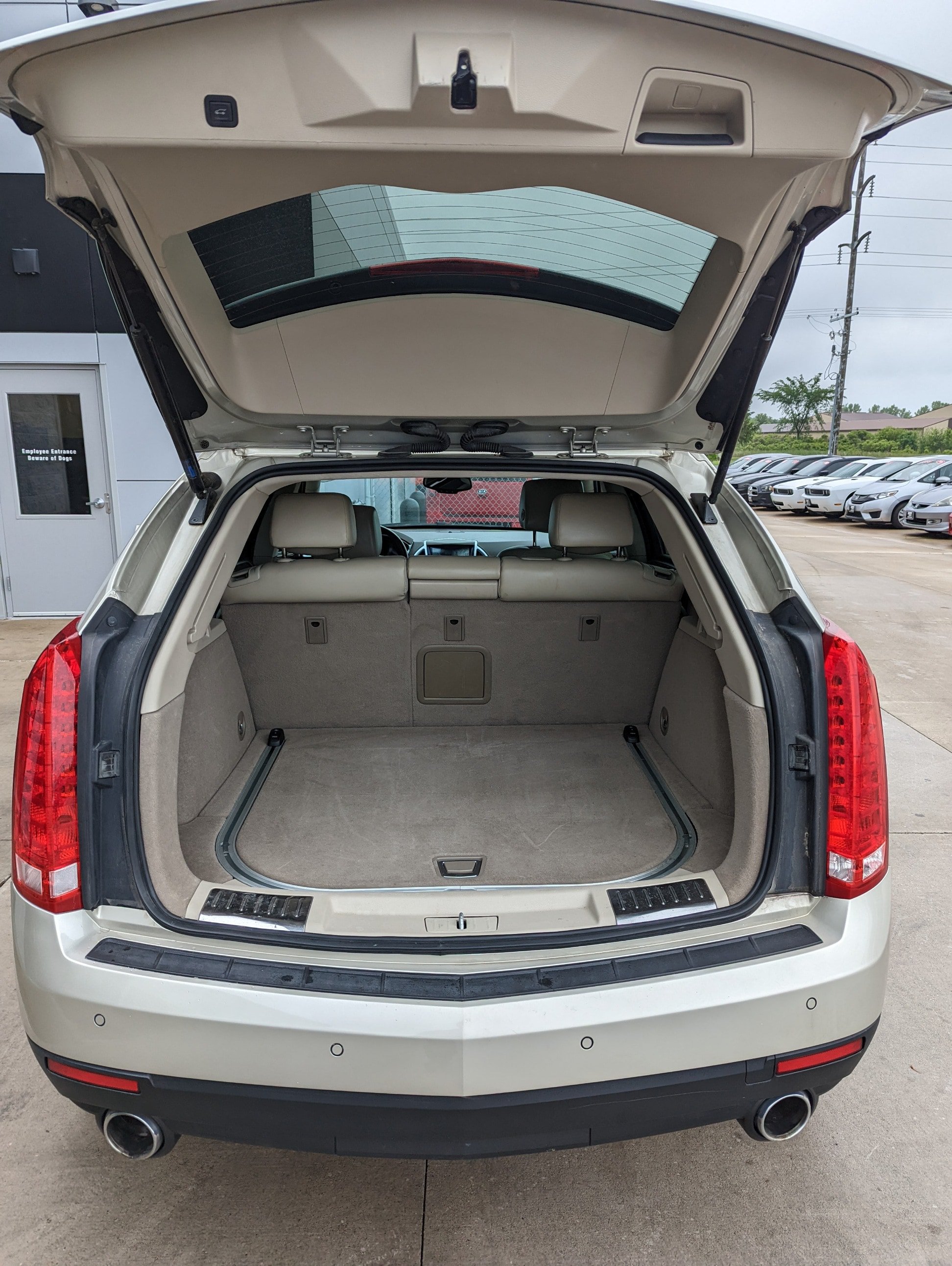 Used 2014 Cadillac SRX Luxury w/ Driver Awareness Package FWD image 4
