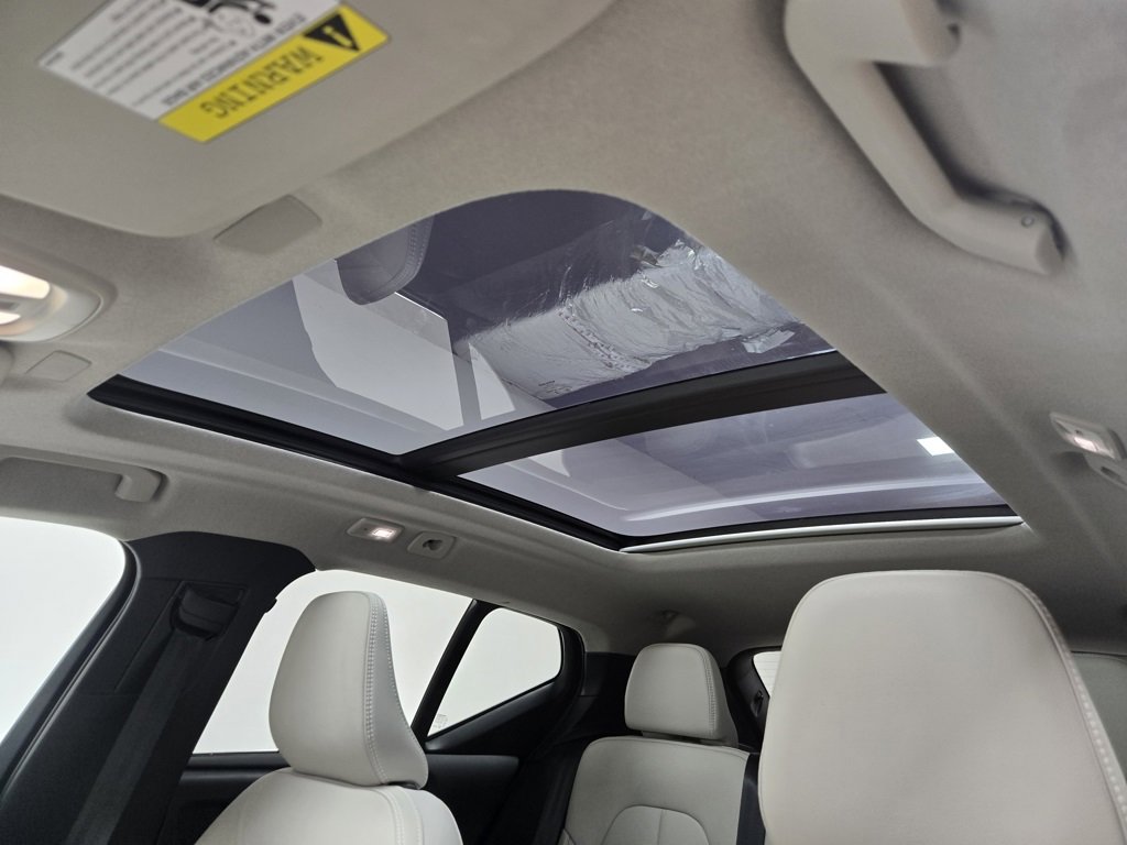 Used 2024 Volvo XC40 B5 Plus image 9