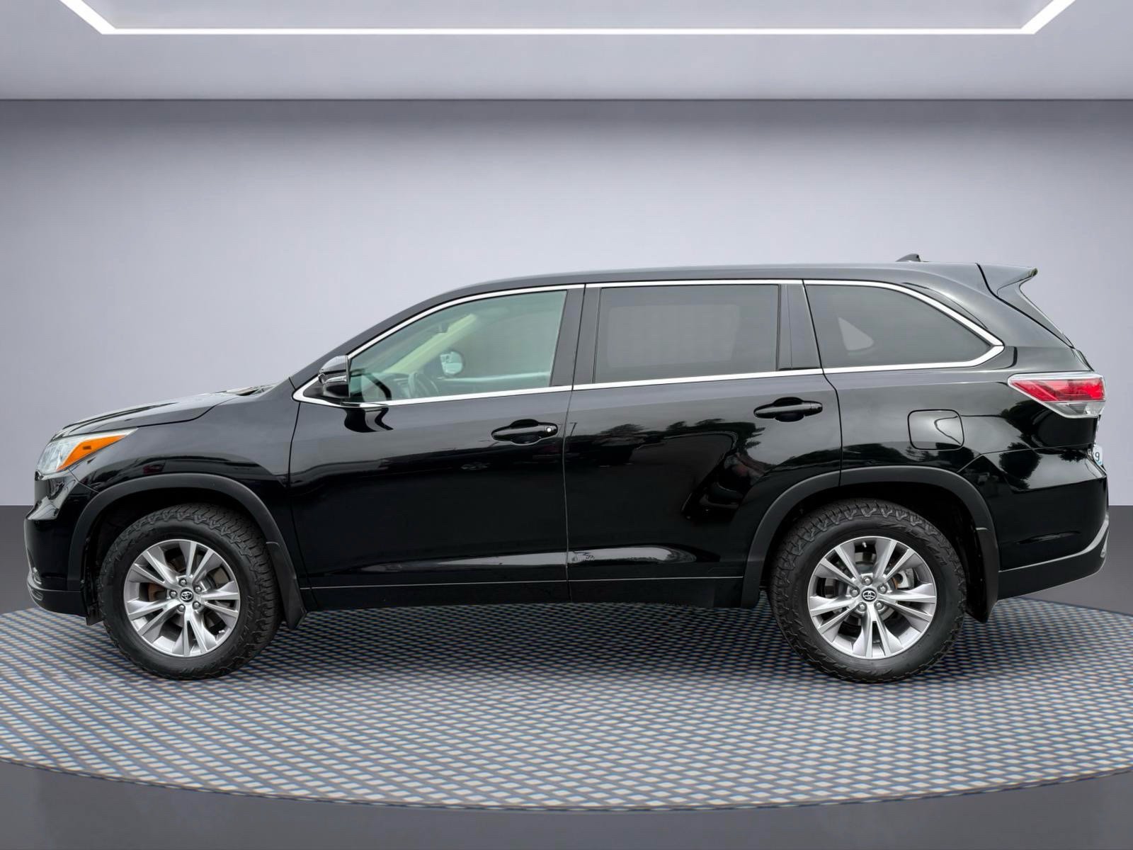 Used 2016 Toyota Highlander Plus AWD/4WD image 3