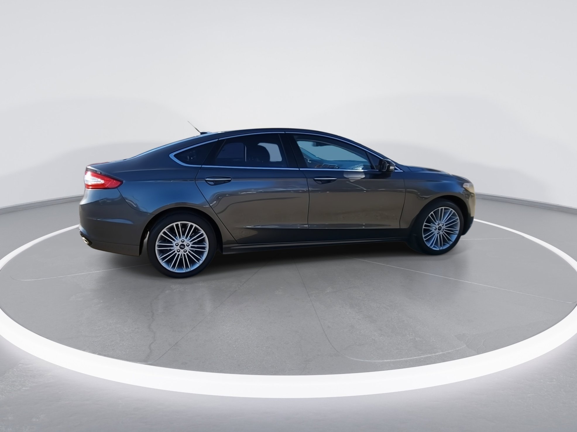 Used 2015 Ford Fusion SE w/ Equipment Group 202A image 2