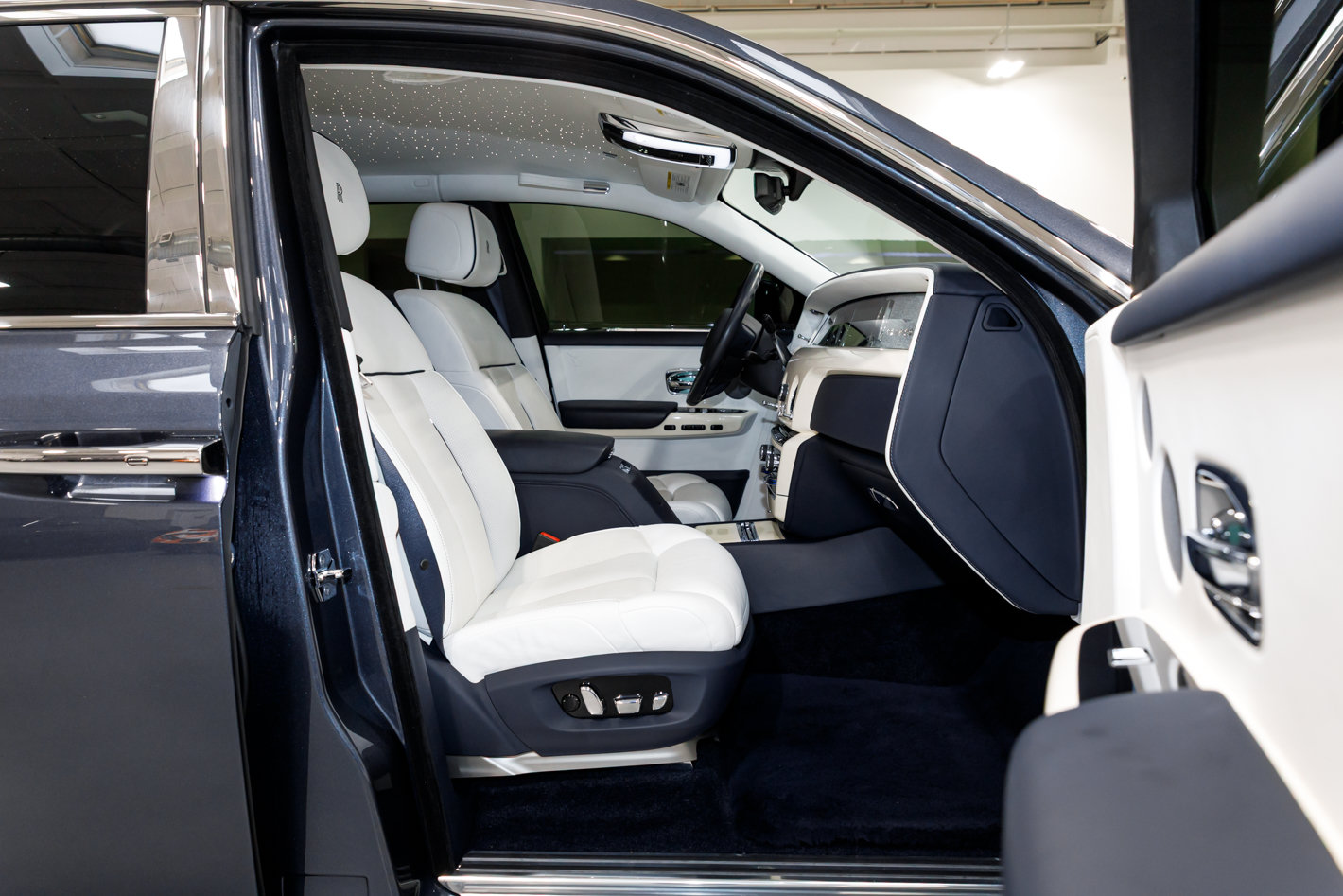 Certified 2020 Rolls-Royce Phantom Sedan RWD image 35