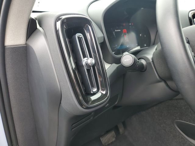Used 2025 Volvo XC40 B5 Core image 17