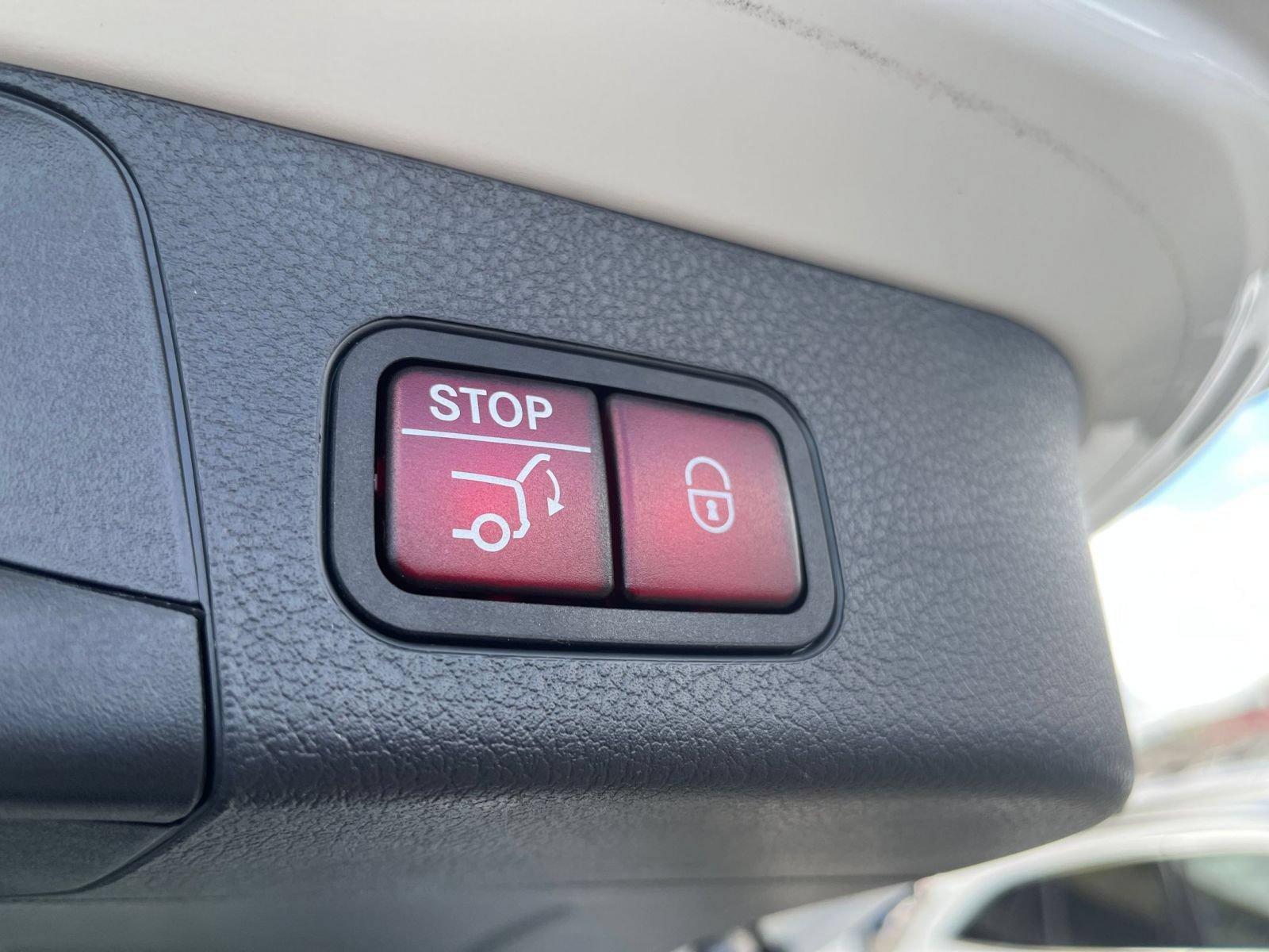 Used 2025 Mercedes-Benz GLB 250 4MATIC image 23