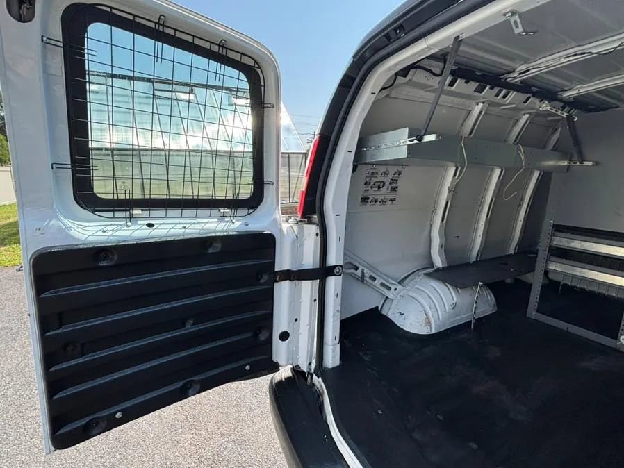 Used 2011 Chevrolet Express 2500 image 27