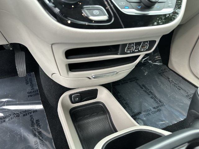Used 2023 Chrysler Pacifica Touring-L FWD image 21